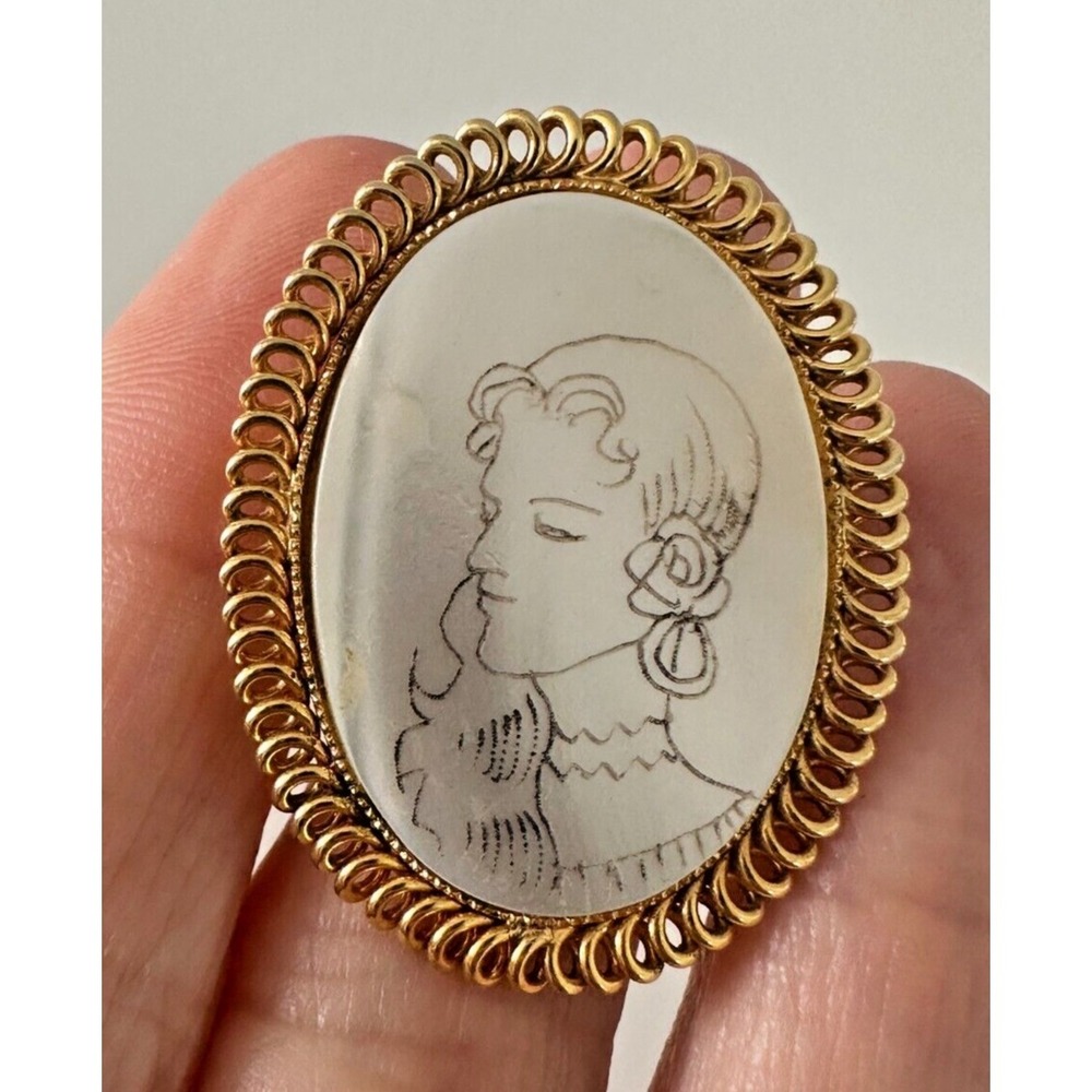 Engraved Lady Brooch Shell Gold Tone Pin Cameo Oval Women Vintage Stunning